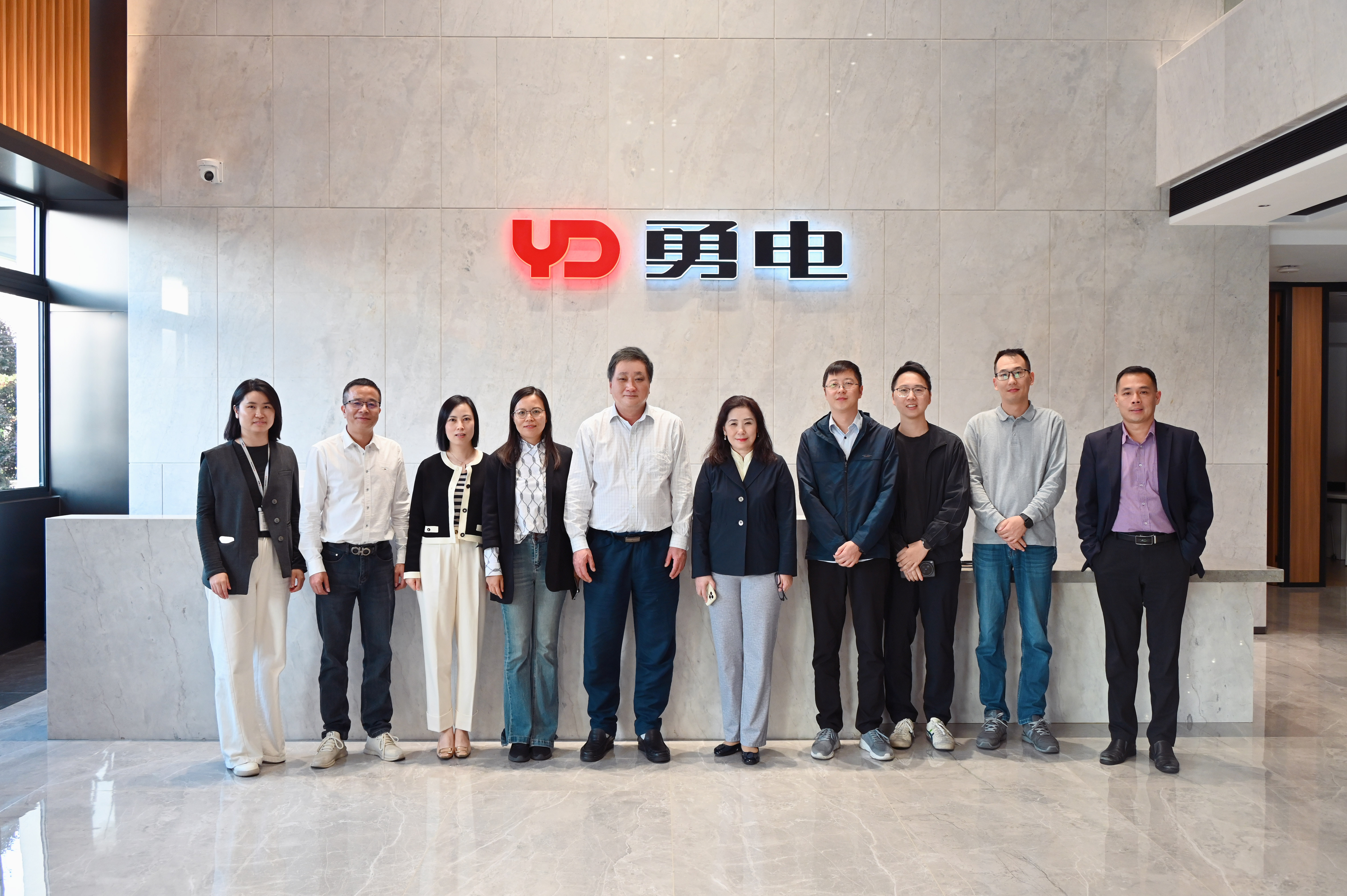 國際照明委員會（CIE）副主席、同濟大學教授郝洛西一行蒞臨勇電參觀指導